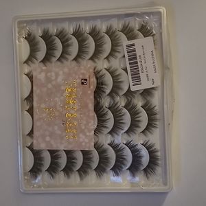 Jimire cat eye eyelashes.
